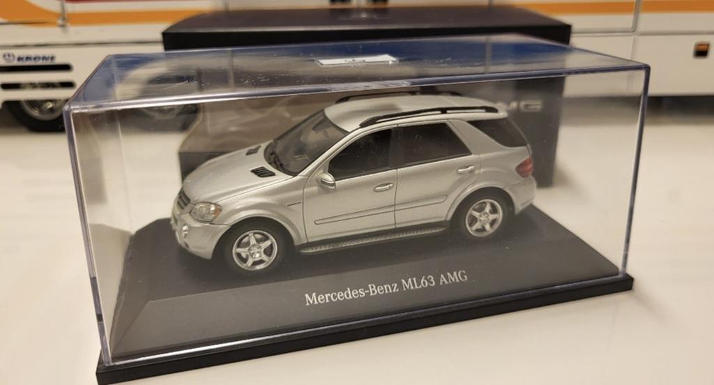 Minichamps Mercedes-Benz ML63 AMG Silver Dealer Edition, Auto, Ophalen of Verzenden, Zo goed als nieuw, MiniChamps