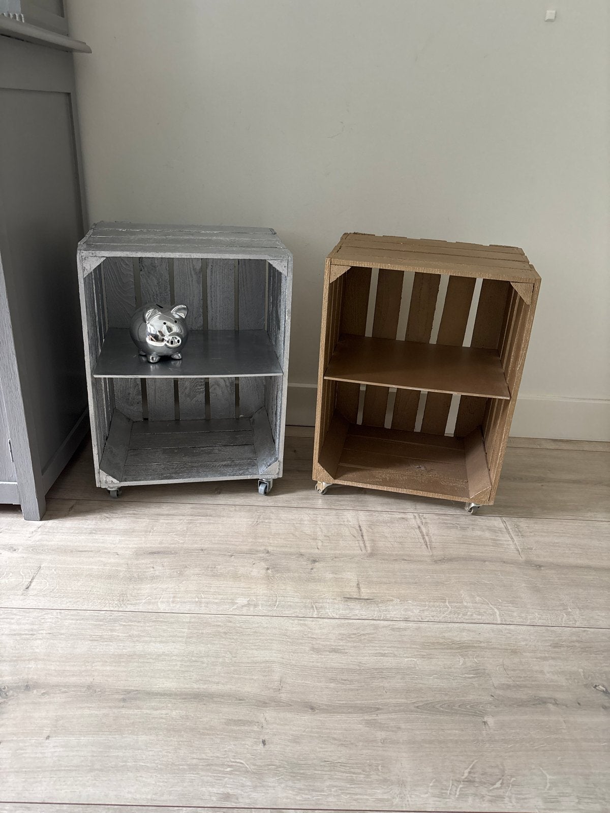 Nachtkastjes/bijzettafels kratjes op wieltjes, Huis en Inrichting, Slaapkamer | Nachtkastjes, Ophalen, Gebruikt, Minder dan 45 cm