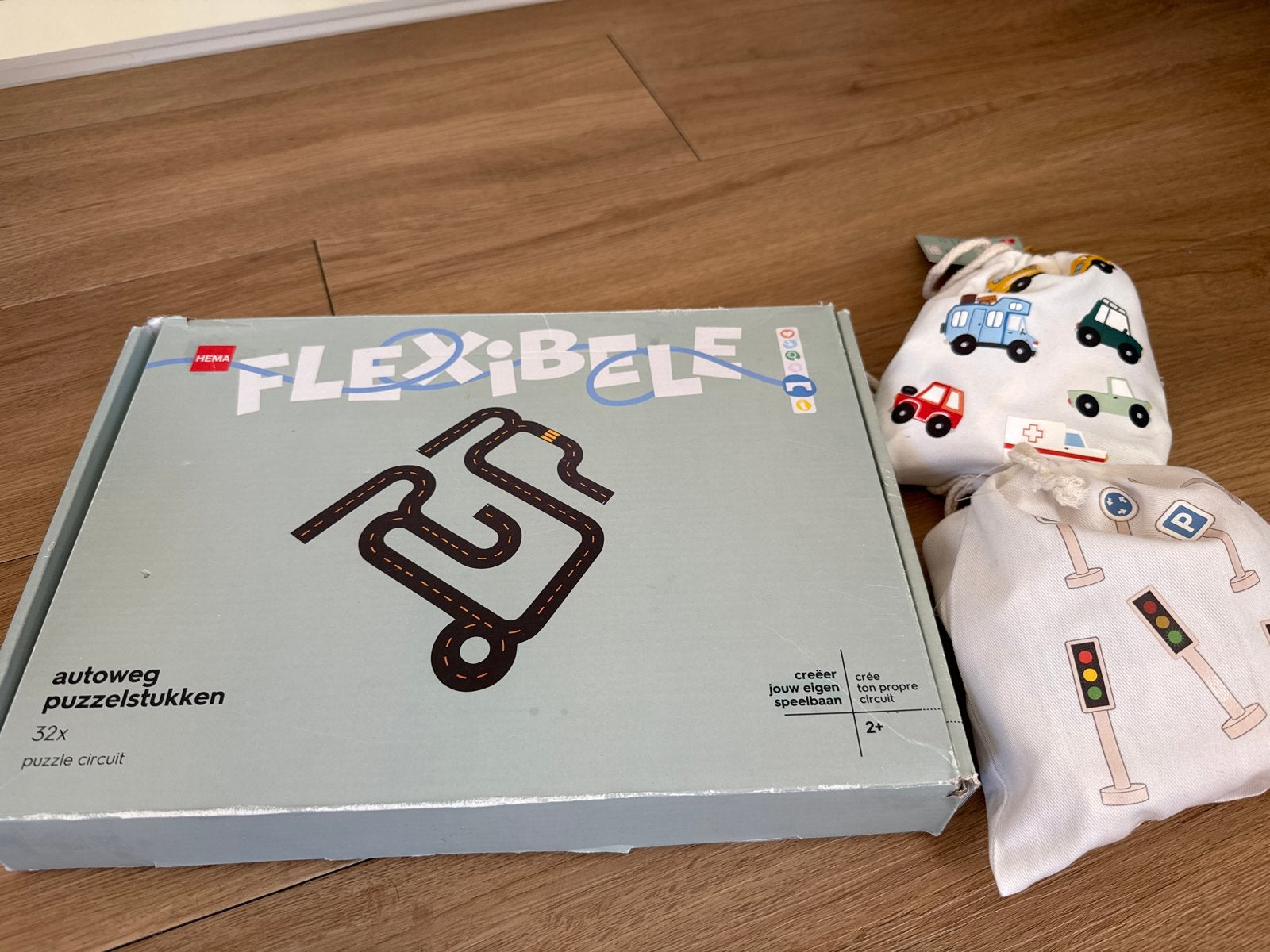 Hema Flexibele Autoweg Puzzelstukken met Accessoires, Racebaan, Zelf te bouwen, Zo goed als nieuw, Handmatig