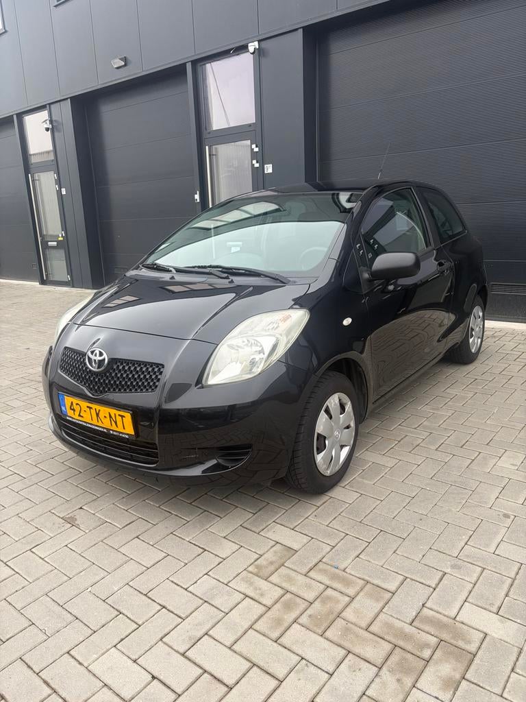 Toyota Yaris 1.0 12V Vvt-i 3DR Terra 2006 Zwart, Auto's, Voorwielaandrijving, 527 kg, 40 €/maand, 750 kg