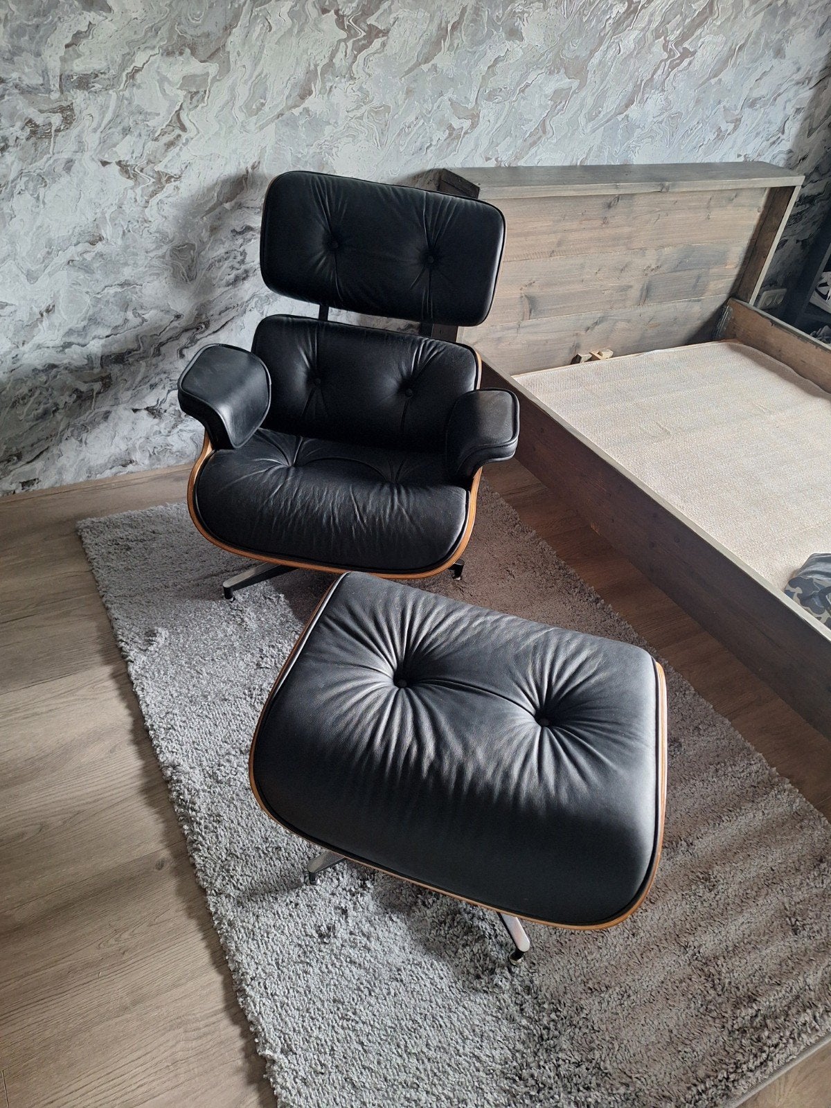 Zo goed als nieuwe imitatie Eames stoel met voetenbank, Huis en Inrichting, Stoelen, Ophalen, Zwart, Modern, Design, Klassiek