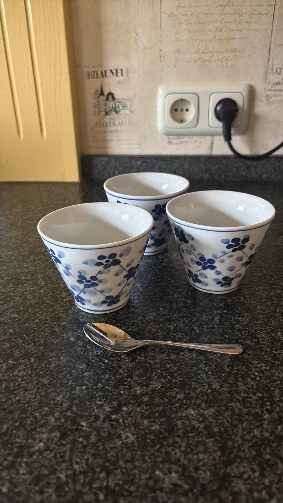 Drie blauw/witte theekommetjes/schaaltjes, Ophalen