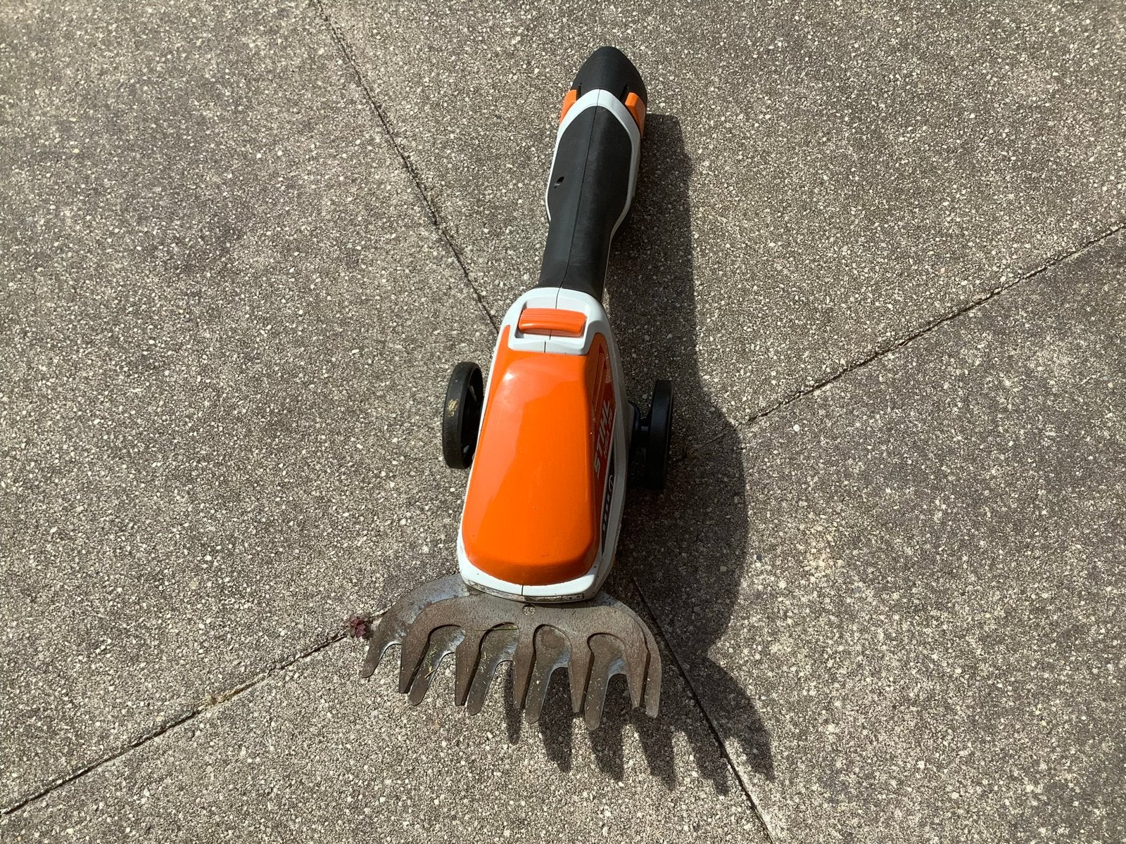 Stihl accu graskanten en buxusschaar met telescoopsteel, Ophalen, Zo goed als nieuw, Hark