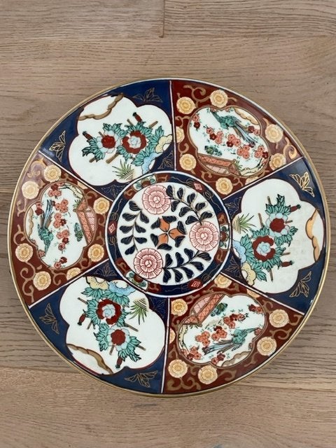 Grote japanse imari schaal porselein. Gold charger animals., Antiek en Kunst, Antiek | Wandborden en Tegels, Ophalen
