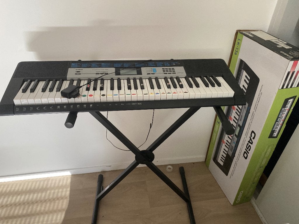 Casio keyboard lk-136 incl standaard en lesboeken, Muziek en Instrumenten, Ophalen, Casio, 61 toetsen, Zo goed als nieuw