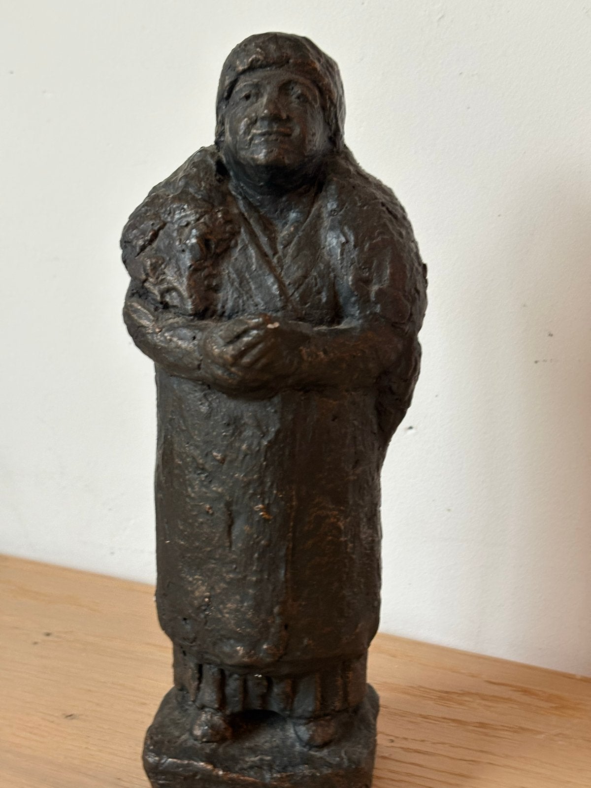Beeld Koningin Wilhelmina door T. Coumans-Mevissen, Ophalen of Verzenden, Gemerkt, Beeld, Metaal