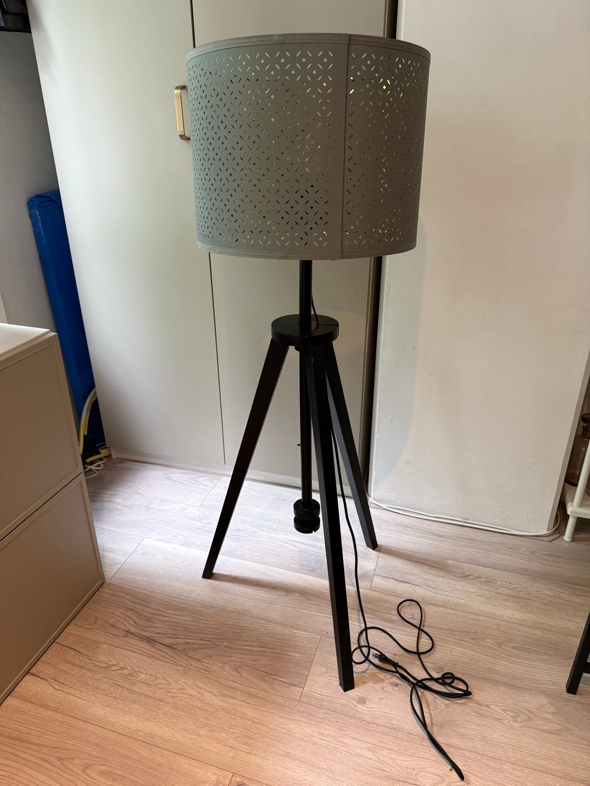 IKEA vloerlamp met gouden binnenkant en statief, Ophalen, Gebruikt, 100 tot 150 cm, E27 (groot)