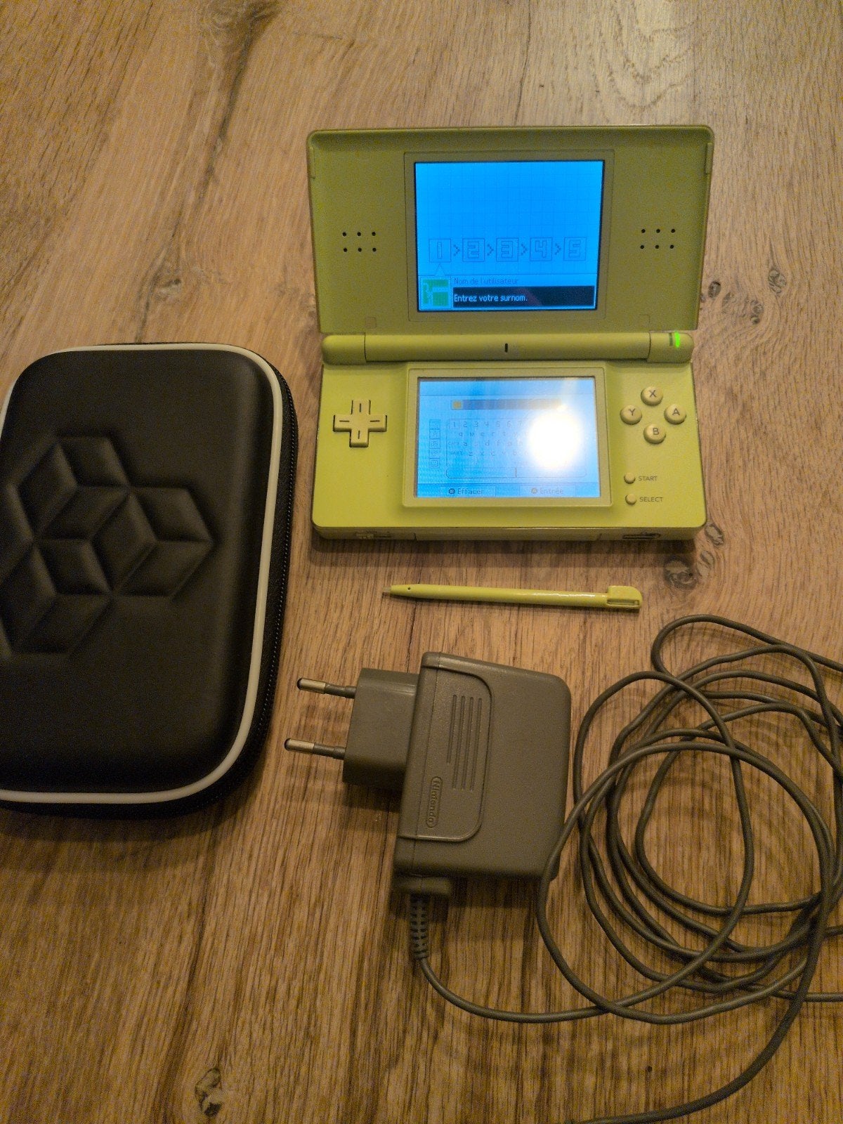 Nintendo DS Lite - Appelgroen - Inclusief stylus, oplader en, Ophalen of Verzenden, Zo goed als nieuw, DS Lite, Groen