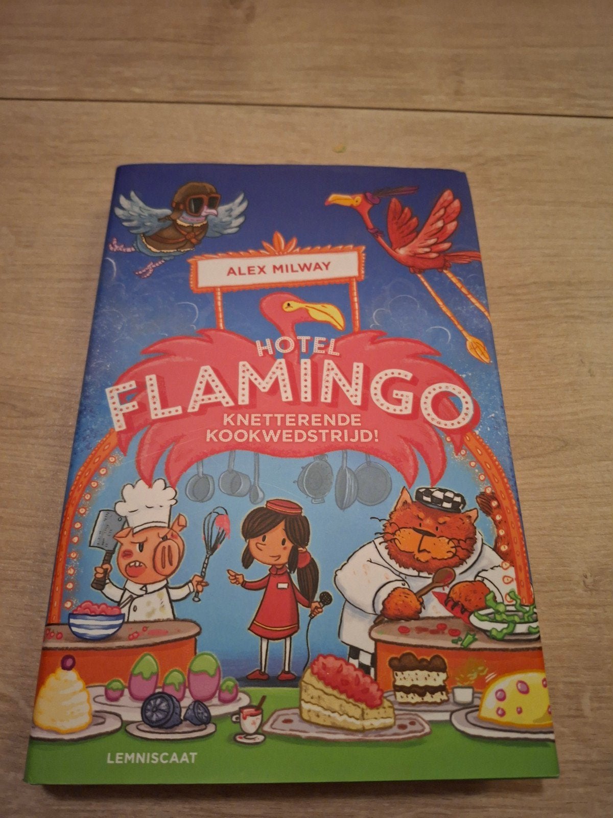 Hotel Flamingo: Knetterende Kookwedstrijd! - Alex Milway, Ophalen of Verzenden, Zo goed als nieuw, Alex Milway