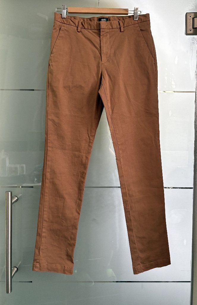 Hugo Boss - Chino - Maat 28, Kleding | Heren, Broeken en Pantalons, Bruin, Ophalen of Verzenden, Zo goed als nieuw, Hugo Boss