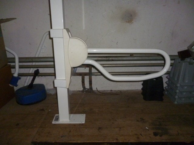 Wc beugel 60 cm aan statief, Diversen, Verpleegmiddelen, Zo goed als nieuw, Ophalen