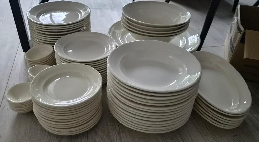 99 delig servies, crèmekleurig, Huis en Inrichting, Keuken | Servies, Ophalen, Zo goed als nieuw, Bord(en), Overige stijlen