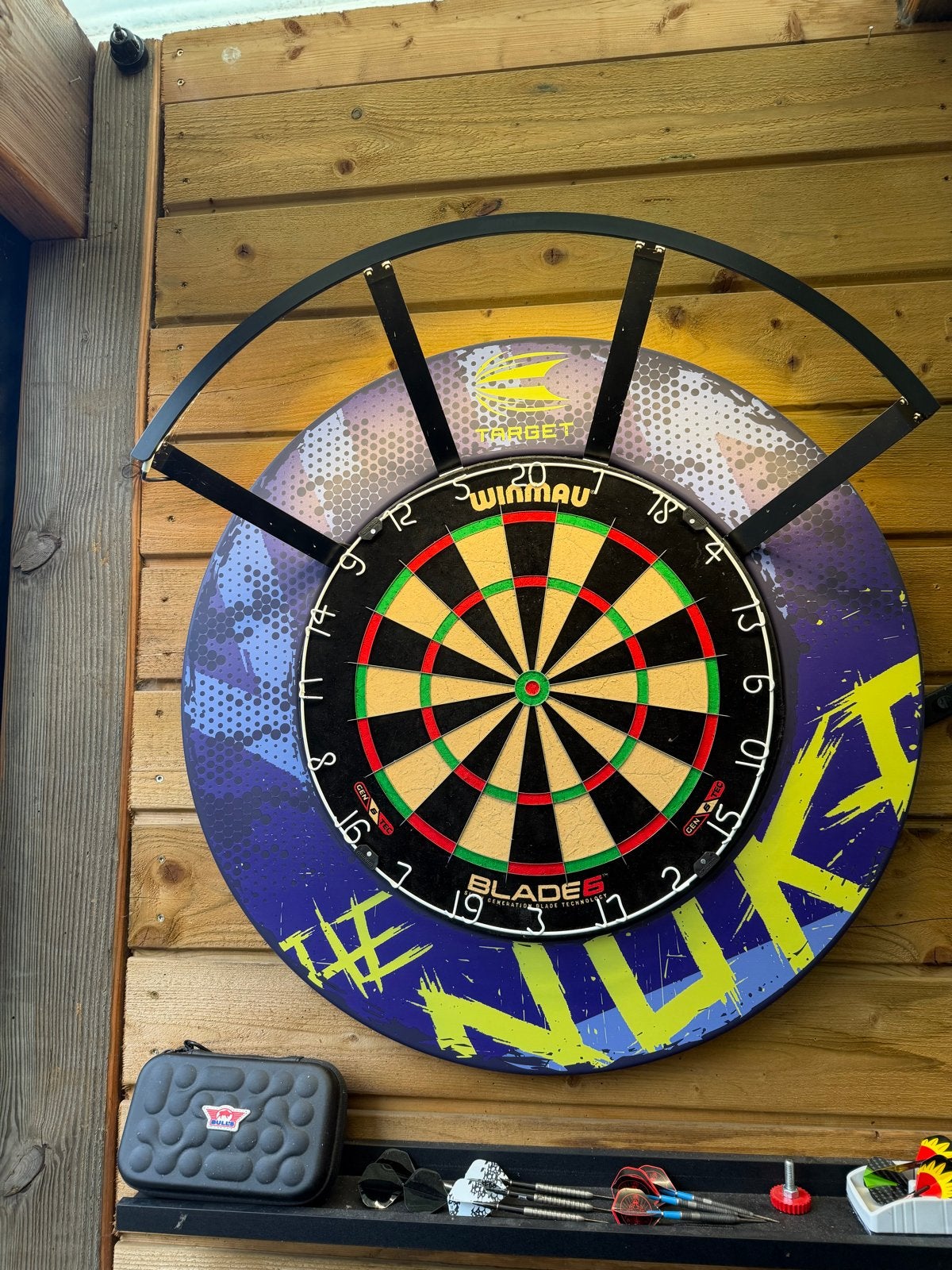 Winmau Blade 6 dartbord met surround en LED verlichting, Ophalen of Verzenden, Zo goed als nieuw, Dartbord