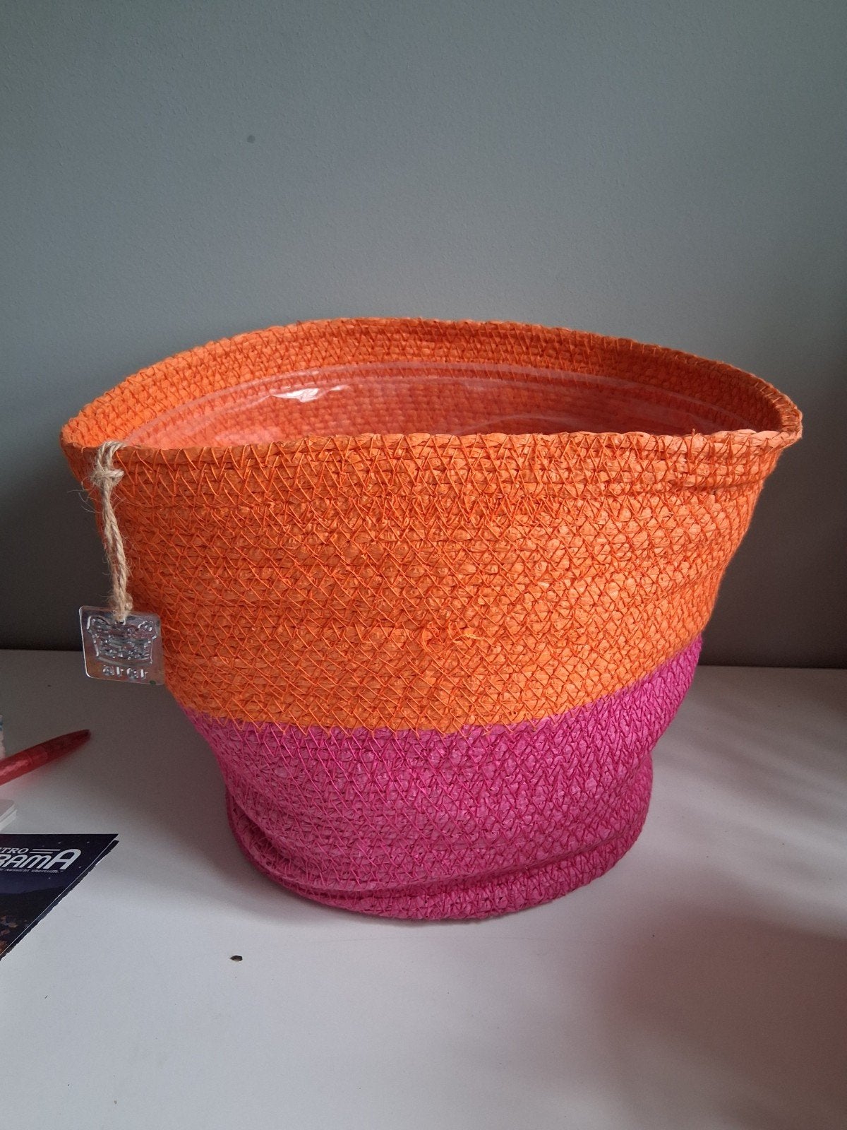 Gevlochten bloempot/mand - Oranje/Roze - 22 cm hoog, Ophalen of Verzenden, Zo goed als nieuw, Meerkleurig, Natuurlijk materiaal