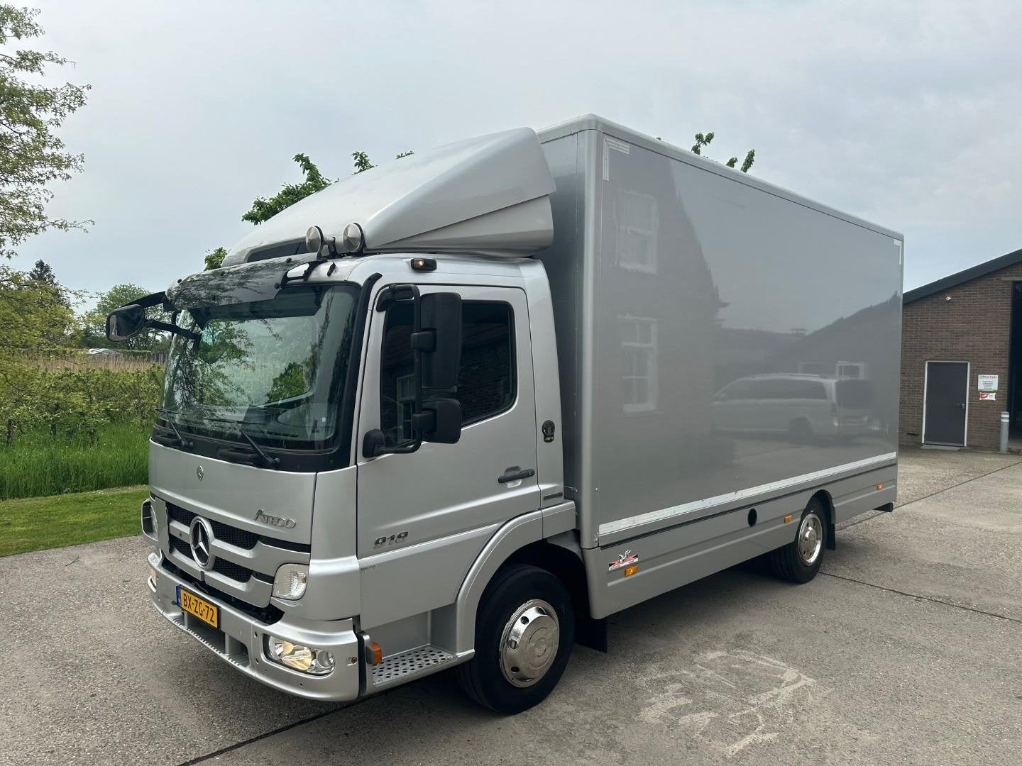 Mercedes-Benz ATEGO 918 / NL TRUCK / EURO 5 / ZIJDEUREN / AC, Auto's, Automaat, Euro 5, Achterwielaandrijving, Bedrijf