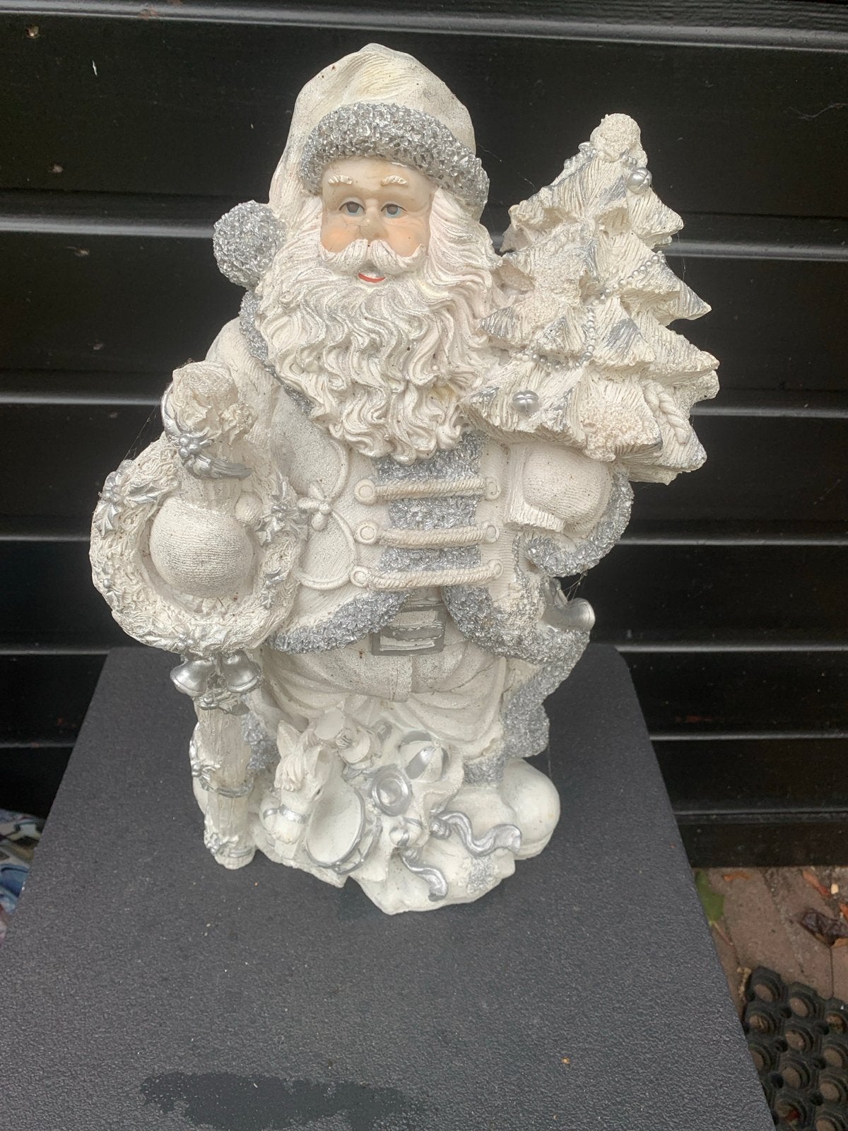 Kunststof witte kerstman, Ophalen