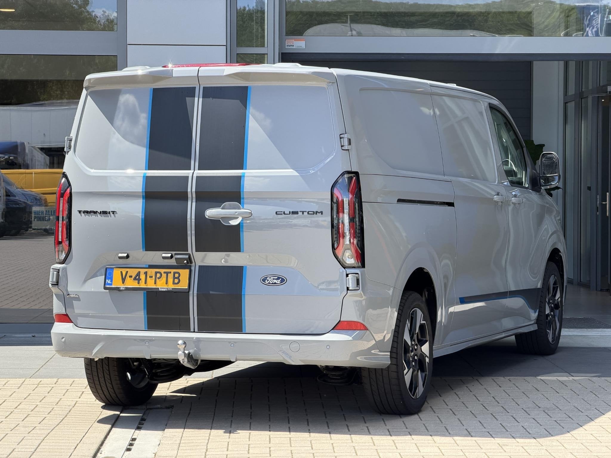 Ford Transit Custom 320 2.5 PHEV L2H1 Sport Trekhaak inklapb, Auto's, Bestelauto's, 12 maanden, 4 cilinders, Bedrijf, Nieuw