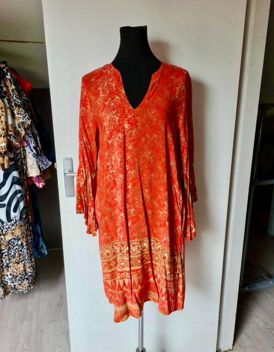 Ibiza Zomerjurk Rood/Goud - Maat M/L met flared mouwen, Ophalen of Verzenden, Zo goed als nieuw, Maat 38/40 (M), Rood