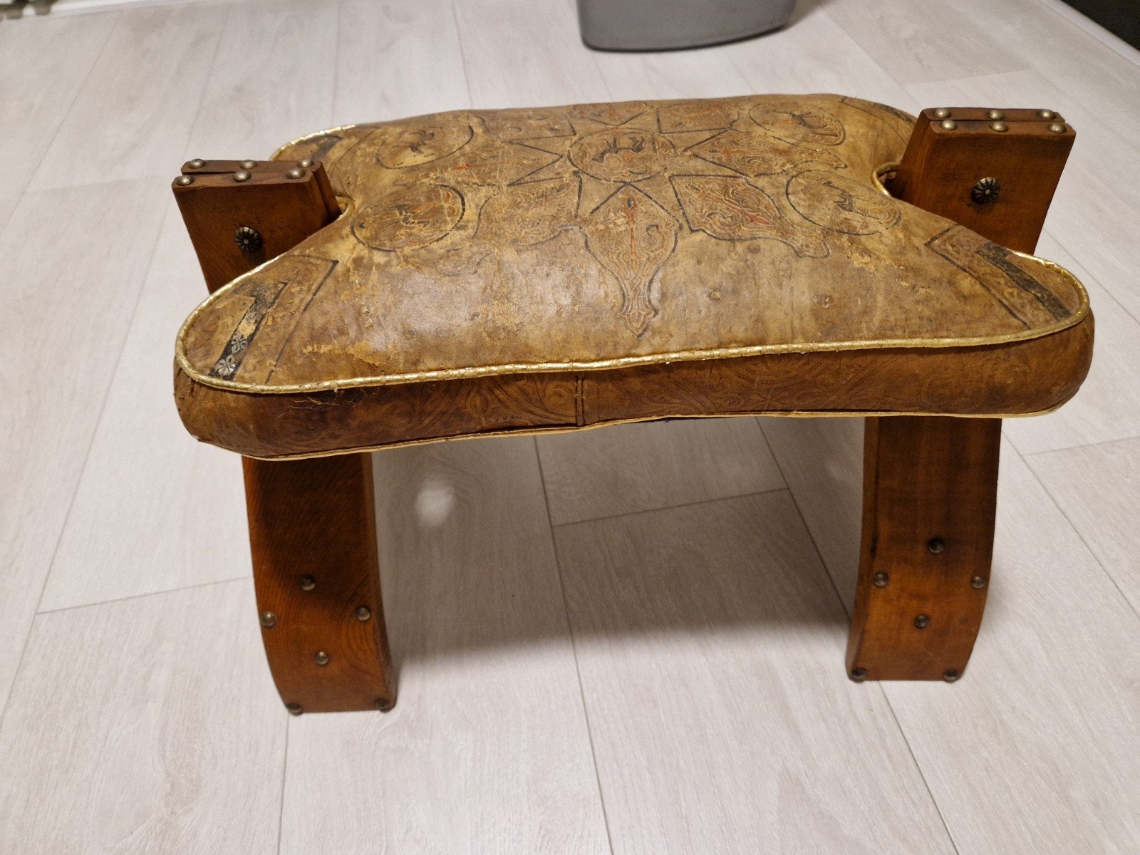 Antiek Marokkaans Kamelenkrukje - Handgemaakt Leer en Hout, Antiek en Kunst, Ophalen of Verzenden