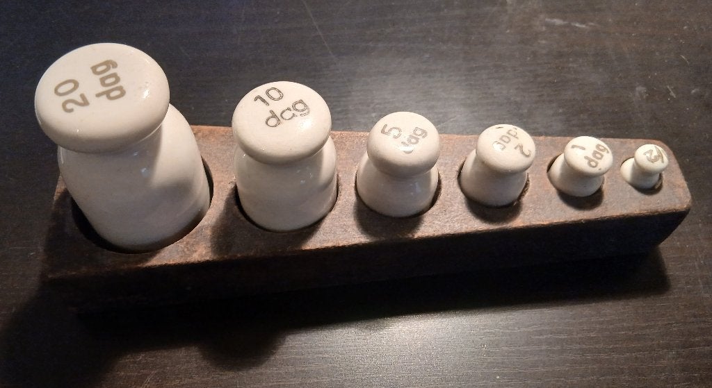 Gewichtenblok met dag (decagram) porselein gewichtjes, Verzenden