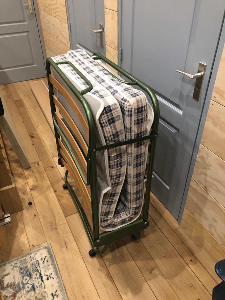 Opvouwbaar logeerbed met matras en hoes, Ophalen, Gebruikt, Eenpersoons, 190 cm of minder