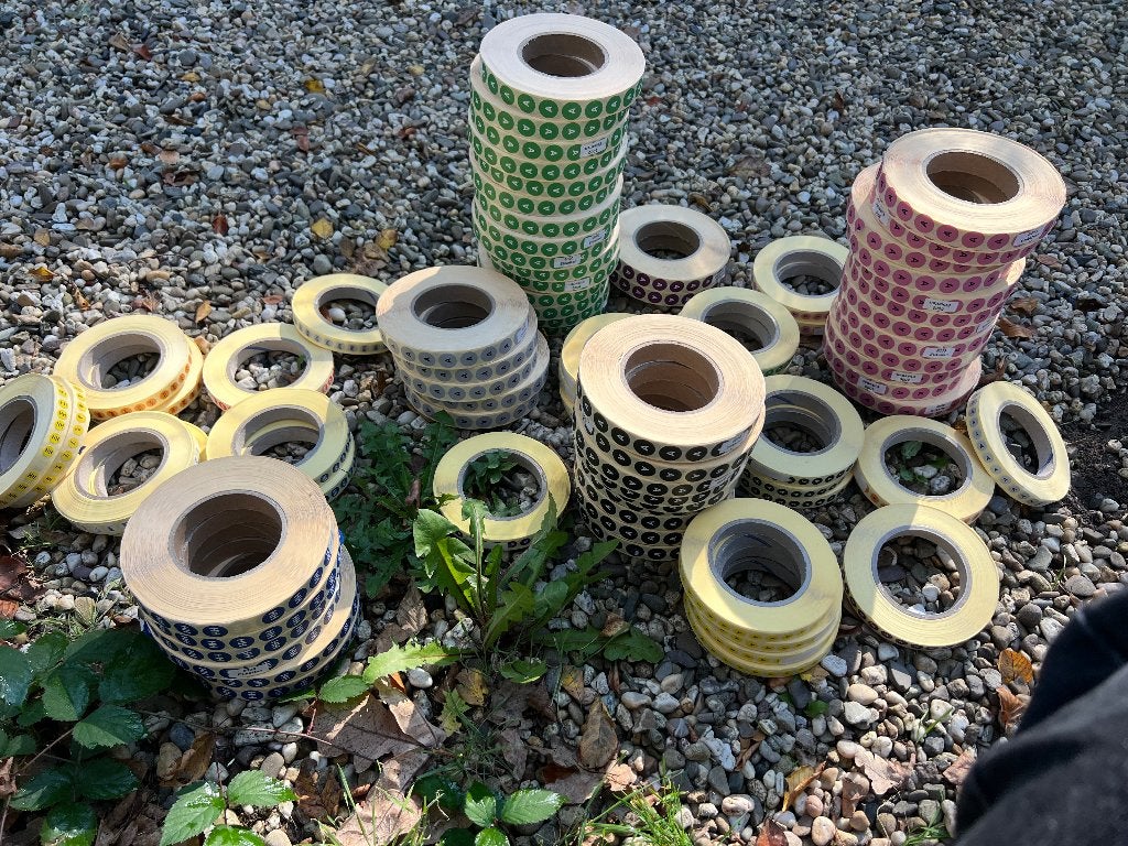 70 rollen gekleurde code etiketten stickers A / HH, Ophalen of Verzenden, Nieuw