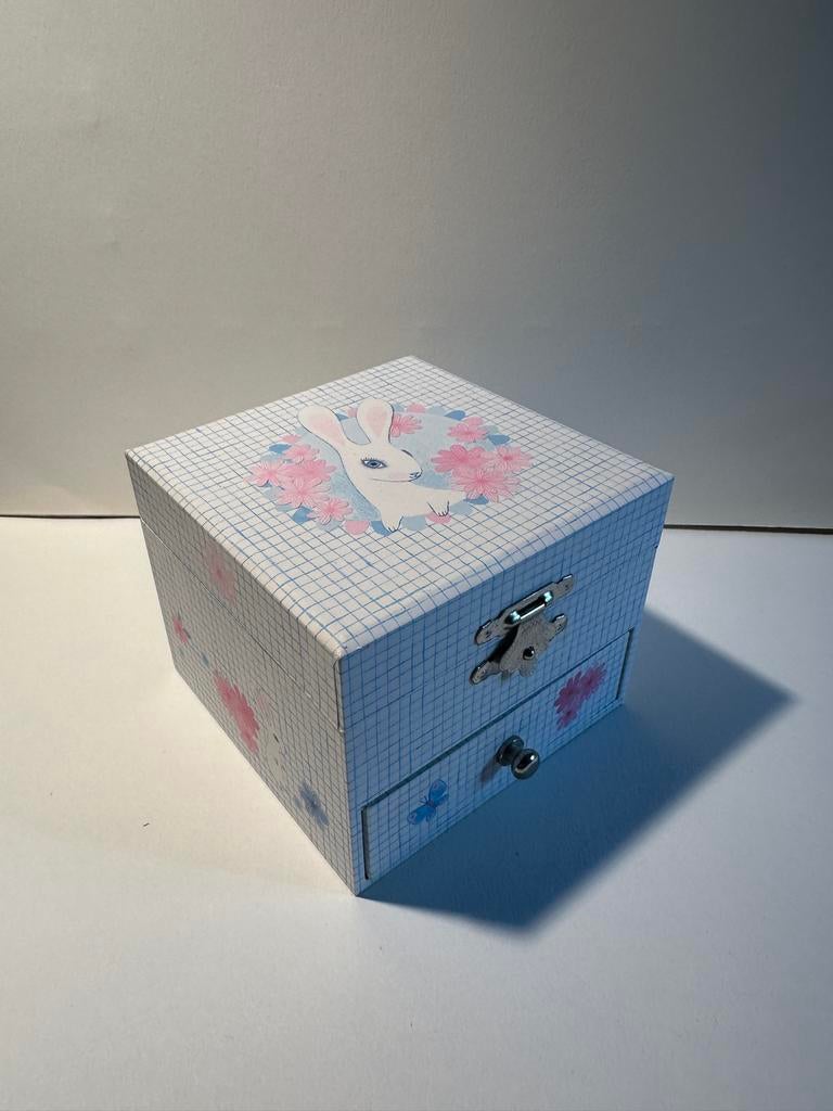 Djeco Sieradendoosje Muziek Lieve Konijn 11x12x9 cm, Ophalen of Verzenden, Zo goed als nieuw