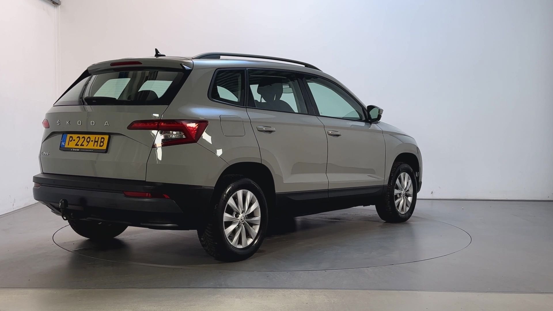 Skoda Karoq 1.5 TSI DSG ACT Business Edition Trekhaak Naviga, Auto's, Dealer onderhouden, Stof, 4 cilinders, Automatische klimaatregeling