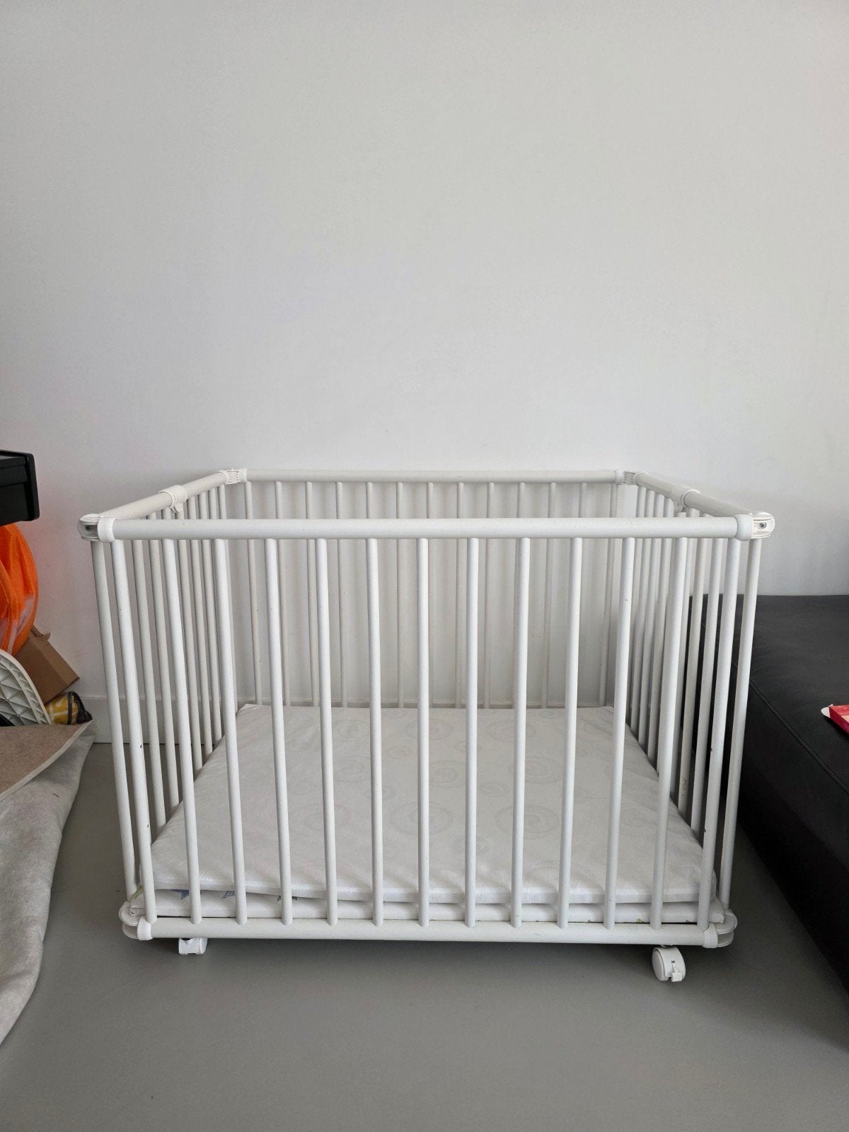 Baby box wit opvouwbaar inklapbaar met wieltjes en matrasje, Kinderen en Baby's, Ophalen, Gebruikt, Vierkant, Wieltjes