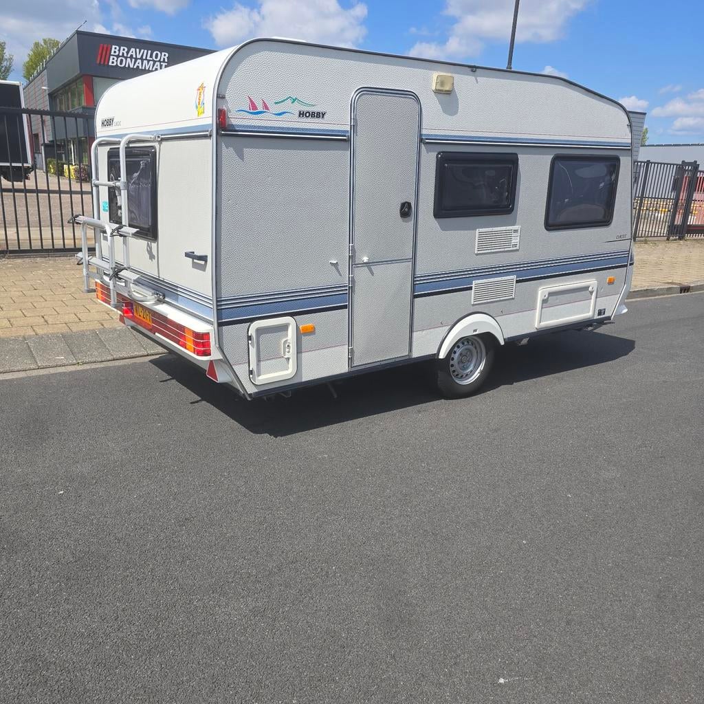 Hobby Classic 420 TM (1995) met voortent ((( zondag open ))), Caravans en Kamperen, Standaardzit, Hobby, 750 - 1000 kg, Particulier