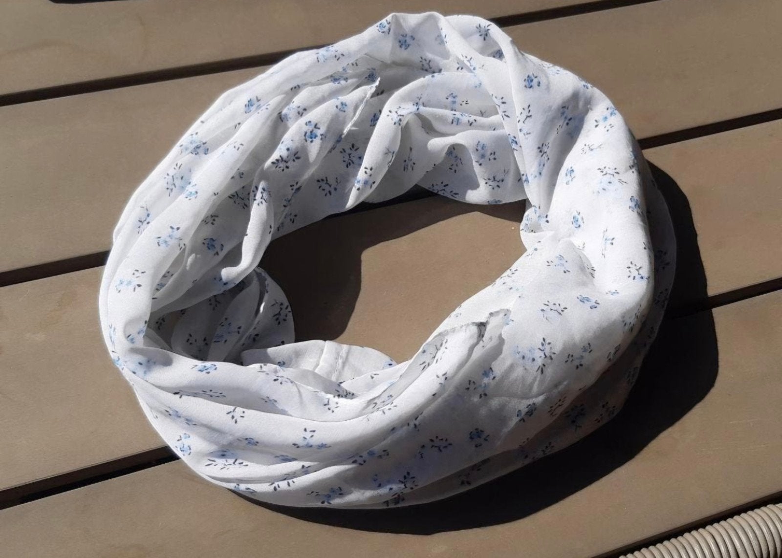 Witte C&A colsjaal met blauw motief, 80x50cm polyester, Ophalen of Verzenden, Zo goed als nieuw, Sjaal