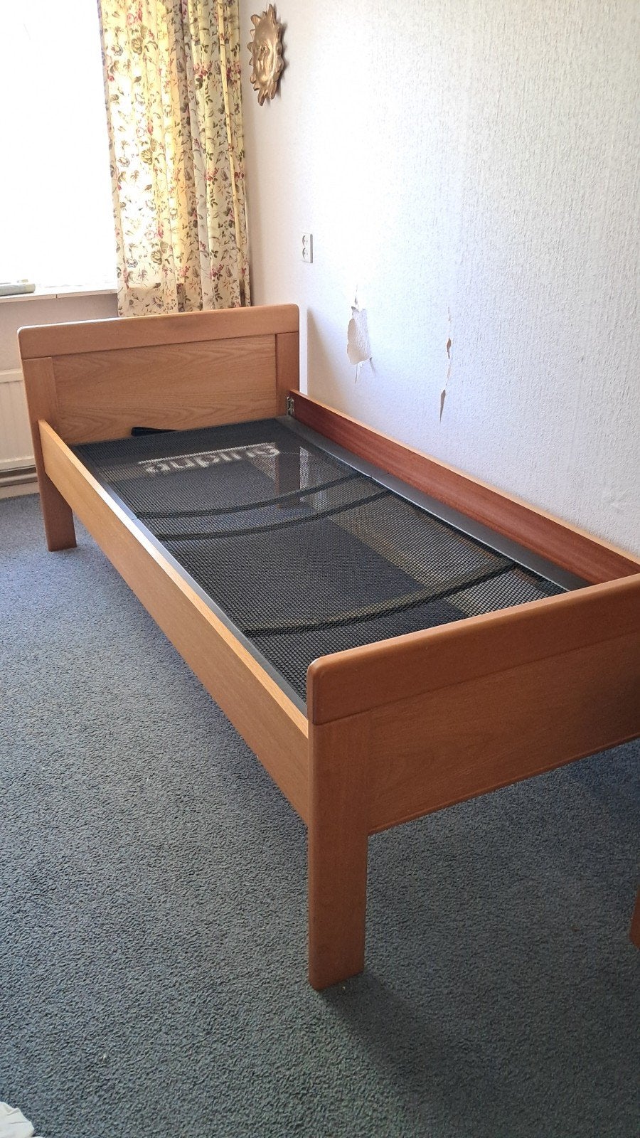 Blank eiken senioren bed met Auping bedbodem met nachtkastje, Gebruikt, 90 cm, Eenpersoons, Beige