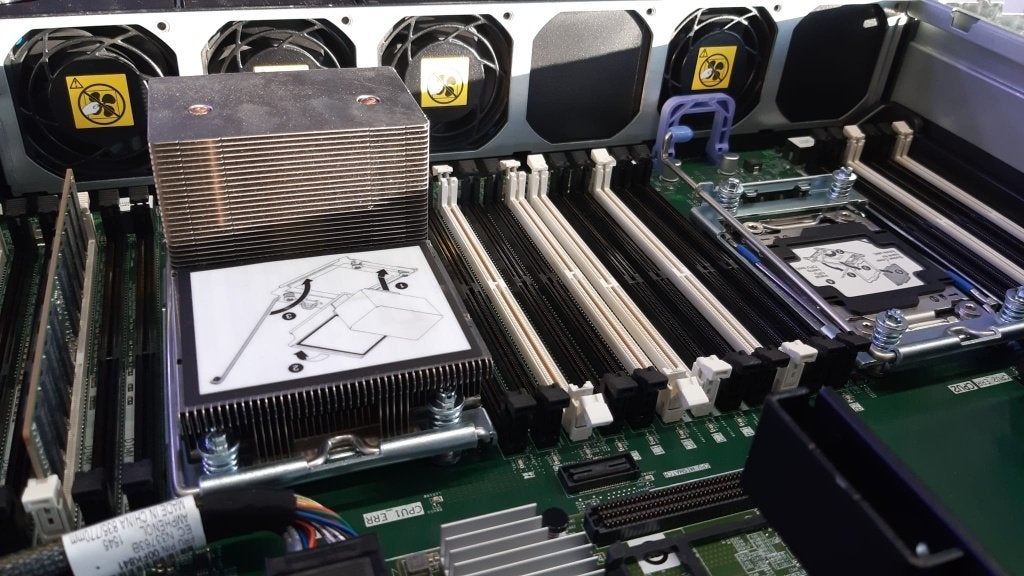 Foto 3 van Lenovo x3650 M5 server | Xeon 6-core | 16GB | Garantie