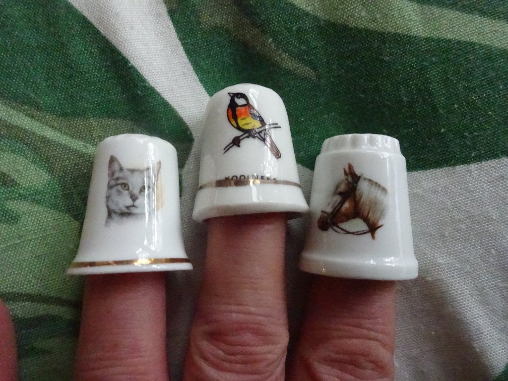 3 Keramieken vingerhoedjes Koolmees, Poes, Paard, Verzamelen, Verzenden, Gebruikt, Porselein