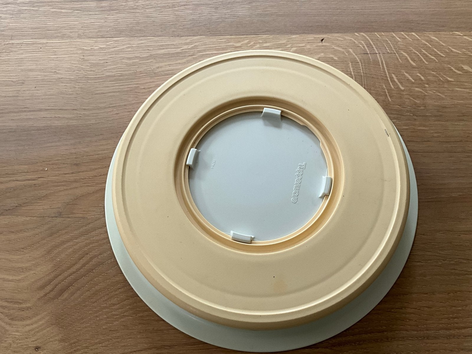 Tupperware schaal met deksel - Crème/Geel, Gebruikt, Schaal, Luchtdicht, Ophalen of Verzenden