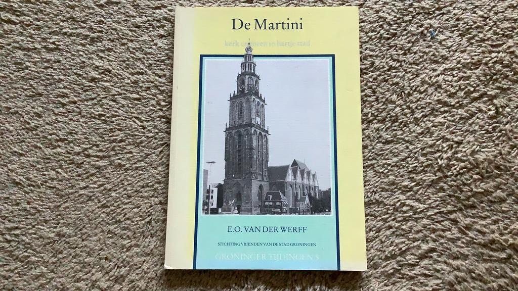 De Martini. Kerk en toren in hartje stad. E.O. van der Werff, Ophalen of Verzenden, Zo goed als nieuw