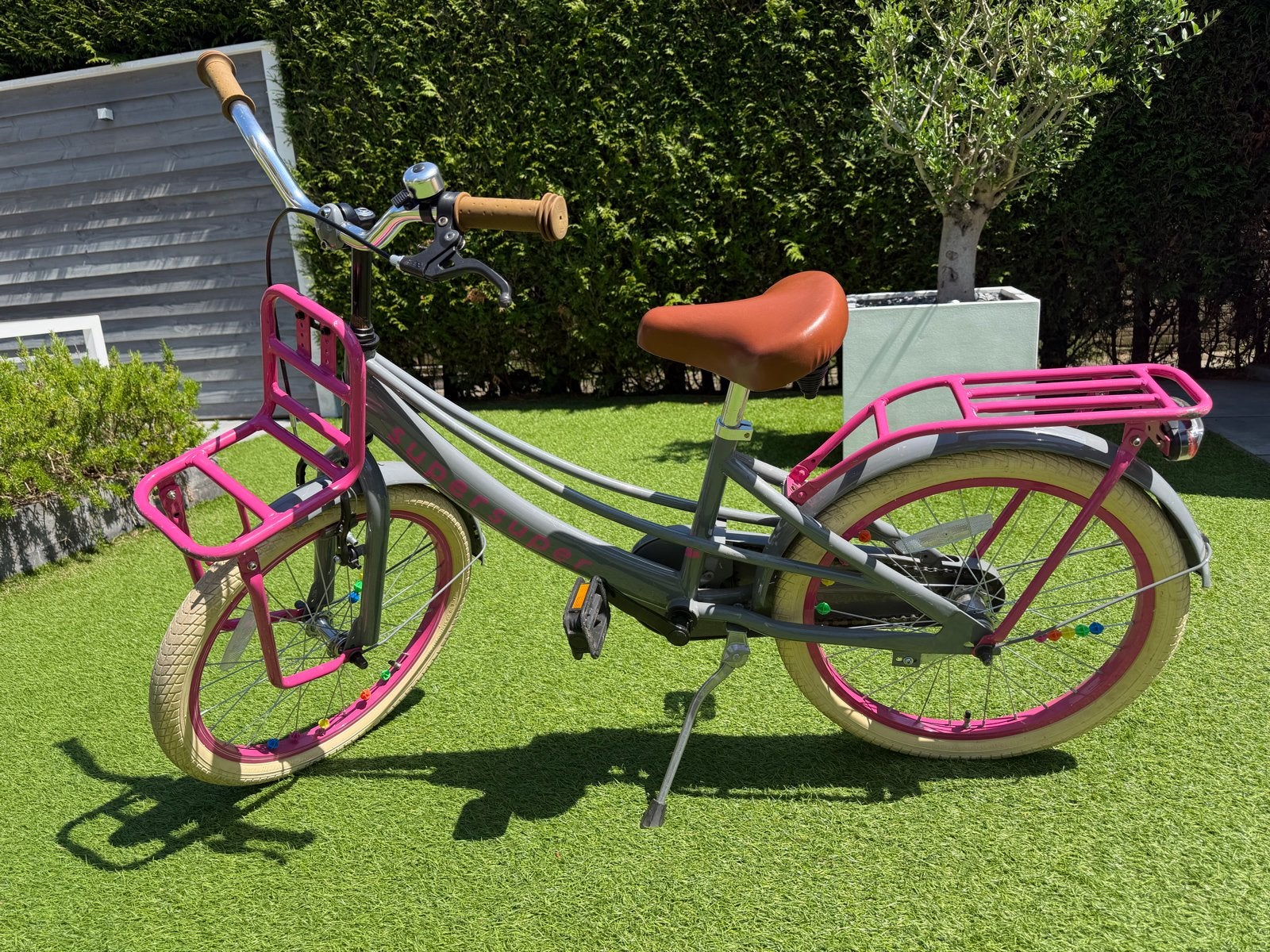 Kinderfiets Lola 20 inch - Grijs/Roze met bagagedragers, Ophalen, Terugtraprem, Gebruikt, Handrem