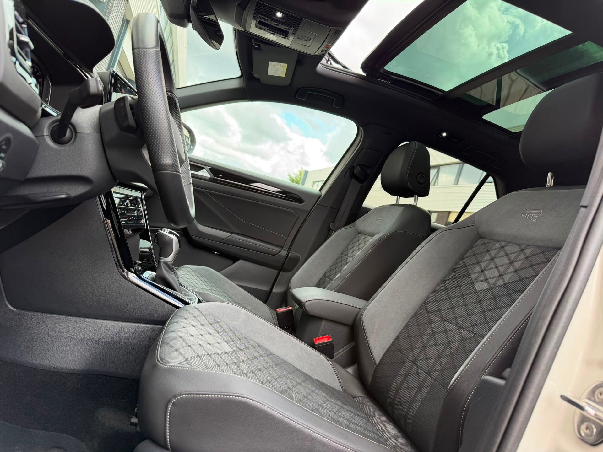 Foto 6 van Volkswagen T-ROC 1.5 TSI 3xR-Line Pano/IQ/Keyless/Camera/BTW