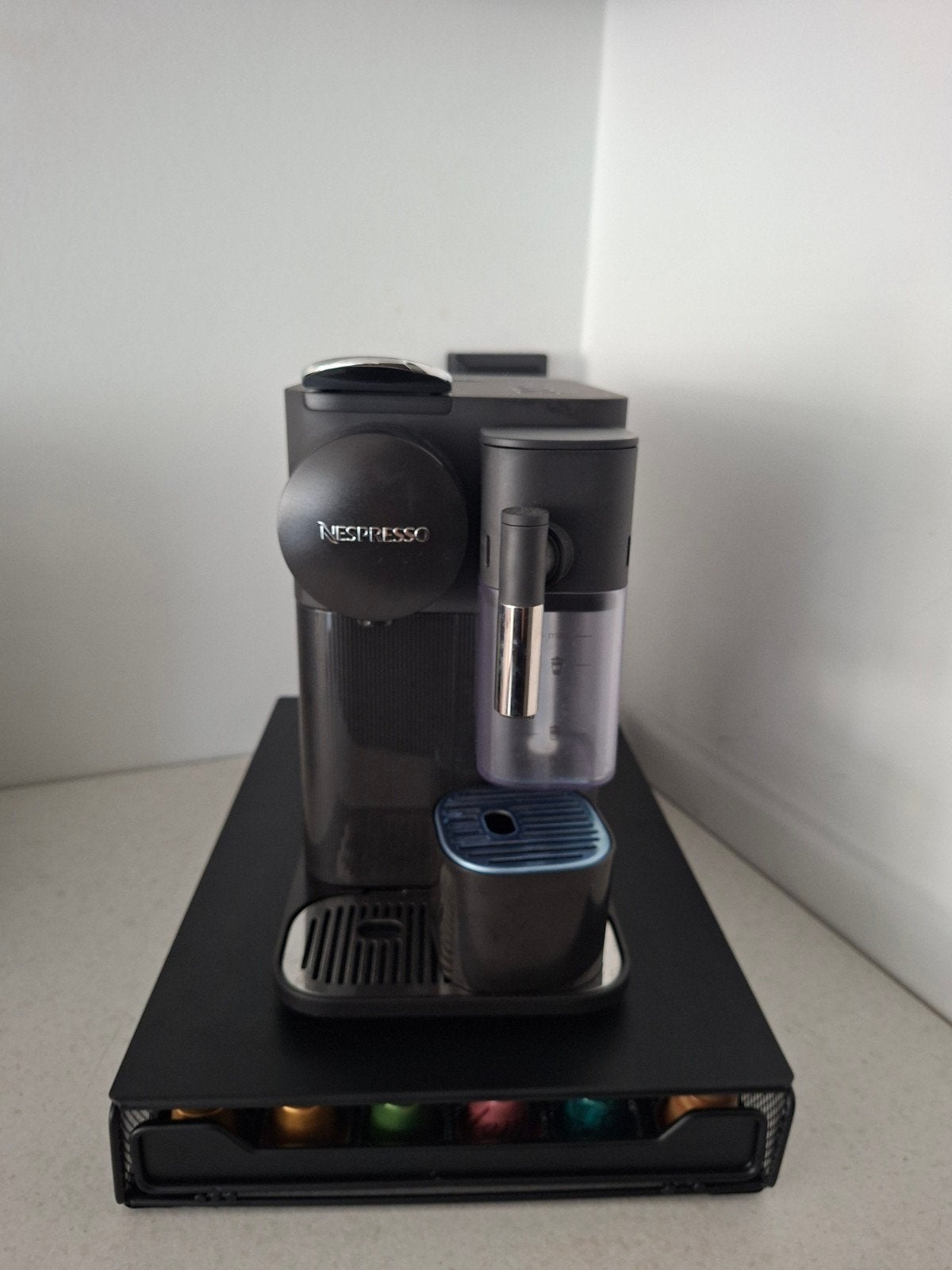 NIEUW, De'longhi Nespresso Lattissama one En510.B & Milk, Ophalen, Koffiepads en cups, Afneembaar waterreservoir, Koffiemachine