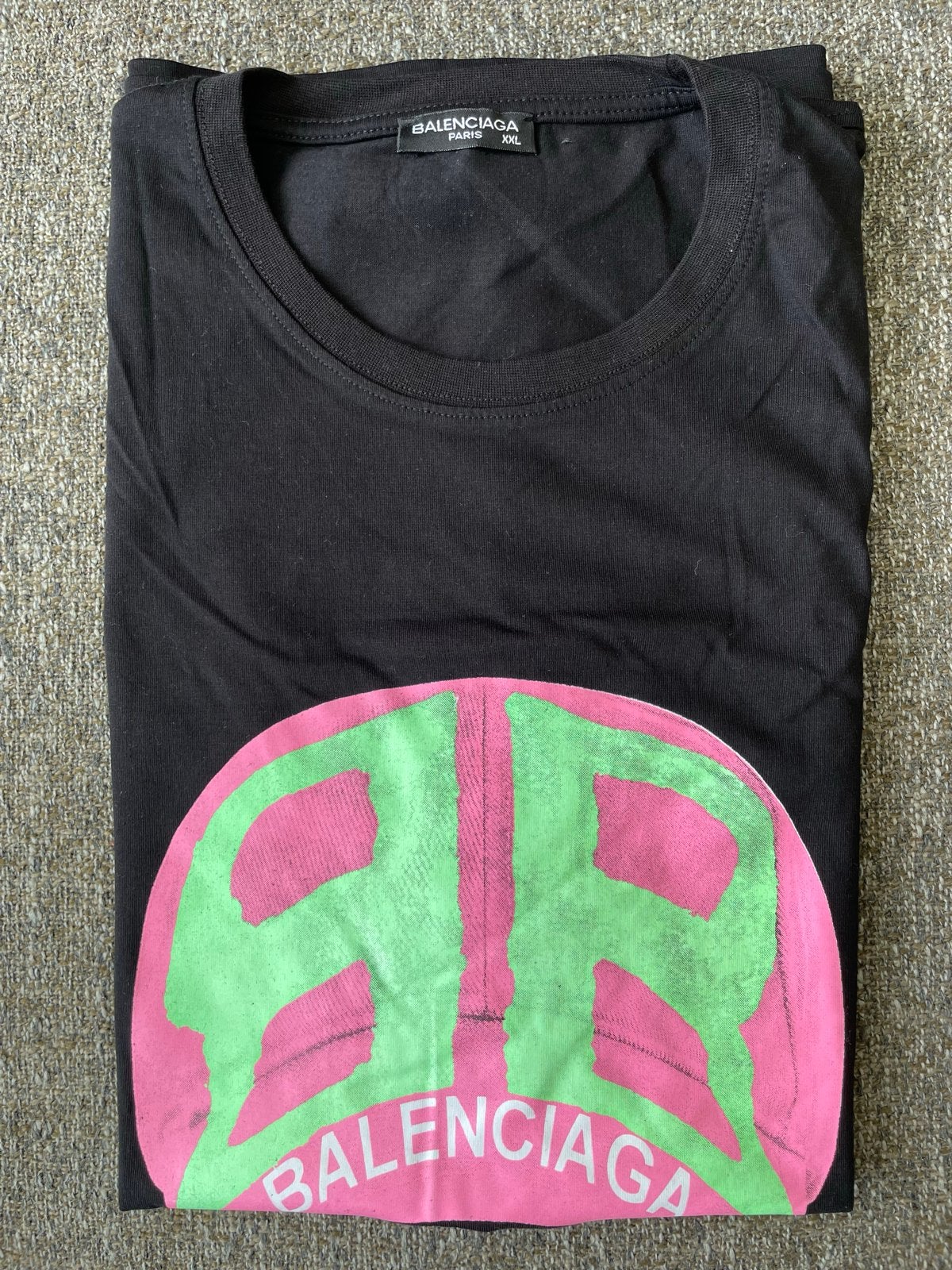 Balenciaga T-shirt Zwart met Roze/Groene Print, Ophalen of Verzenden, Zo goed als nieuw, Overige maten, Zwart
