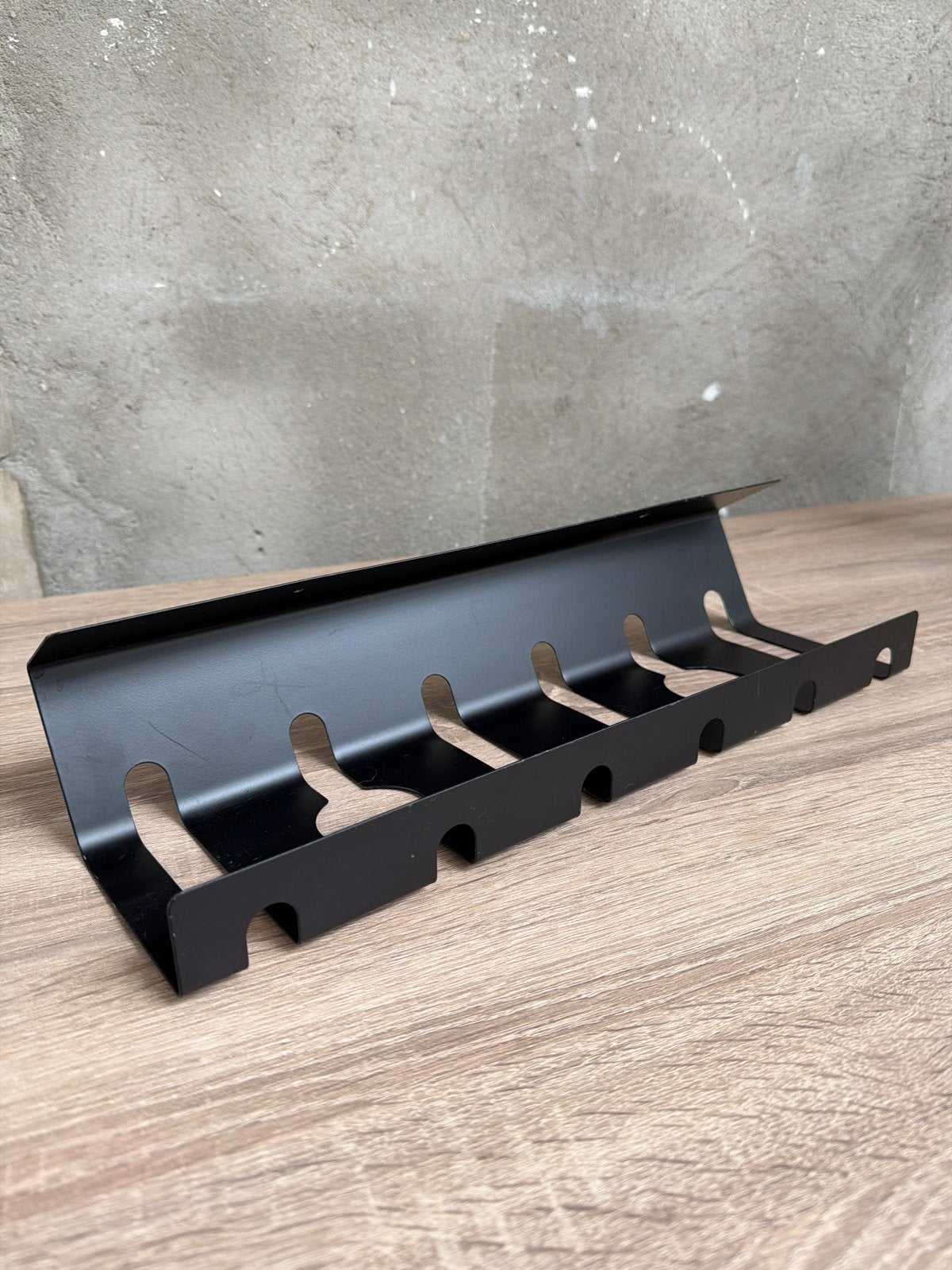 Zwarte kabelgoot 43cm lang voor bureau of wandmontage, Ophalen of Verzenden, Gebruikt, Metaal