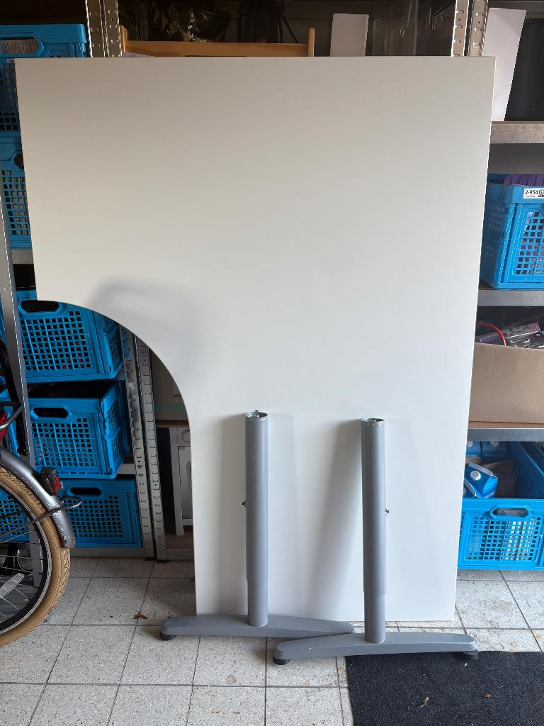 Wit hoekbureau van Ikea, Ophalen, In hoogte verstelbaar, Zo goed als nieuw
