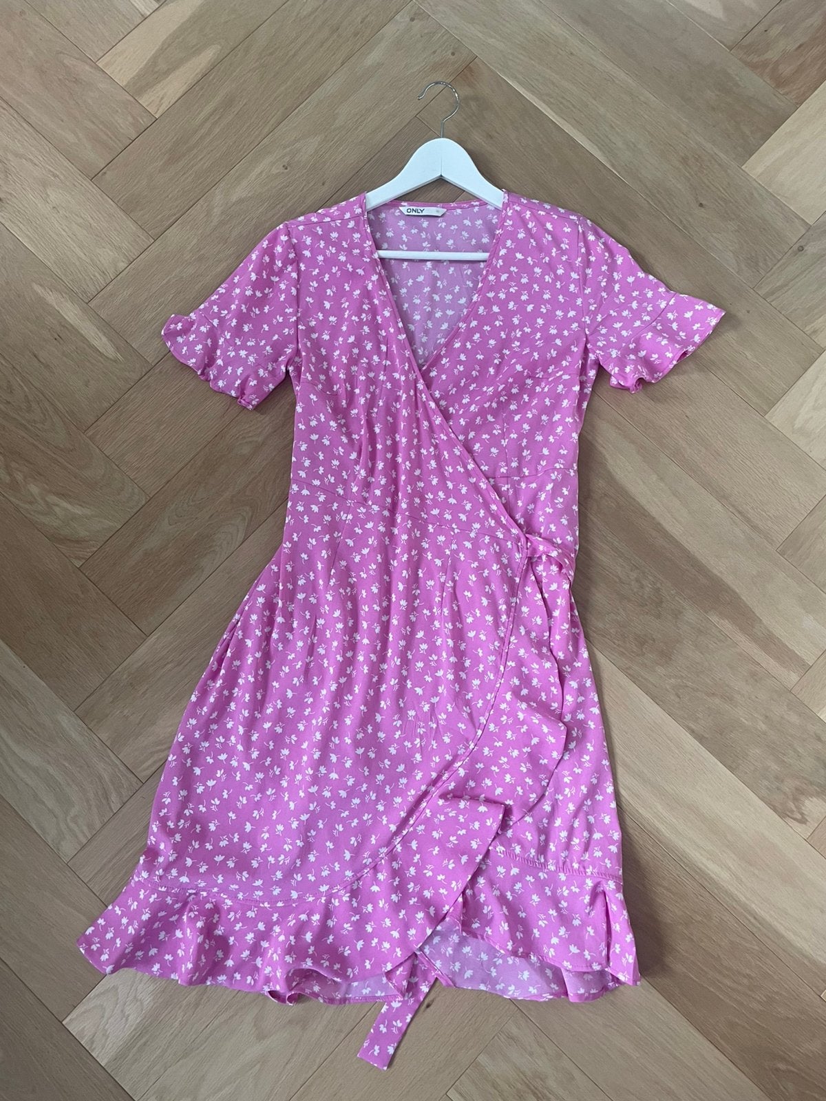 Vrolijke roze jurk van de Only, Kleding | Dames, Jurken, Verzenden, Zo goed als nieuw, Knielengte, Roze