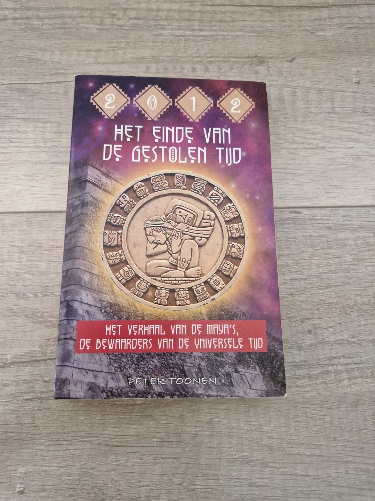 Boek het einde van gestolen tijd 2012 peter toonen maya's, Boeken, Ophalen of Verzenden, Zo goed als nieuw, Spiritualiteit algemeen