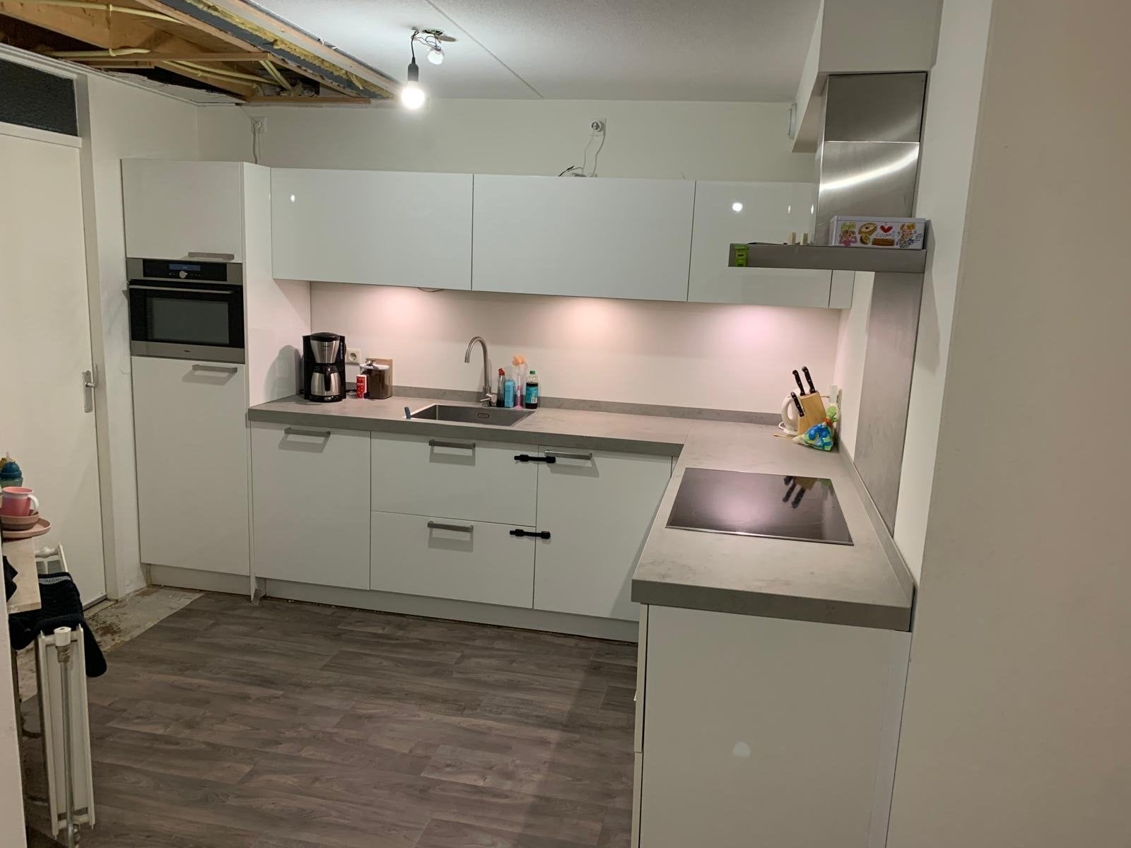 Moderne keuken (6 jaar oud) met apparatuur, Ophalen, Gebruikt, Wit, Hoekkeuken