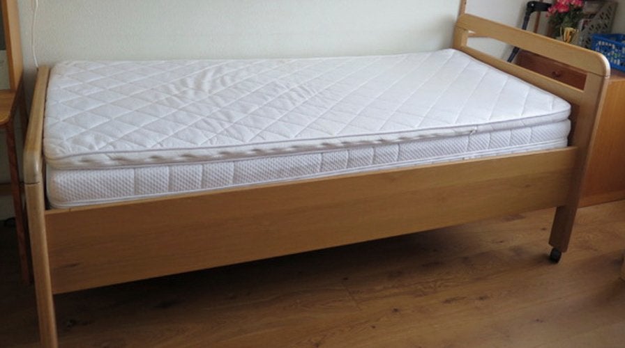 Senioren bed met 2 matrassen, in nette en uitstekende staat!, Ophalen, Verstelbaar, 90 cm, Eenpersoons