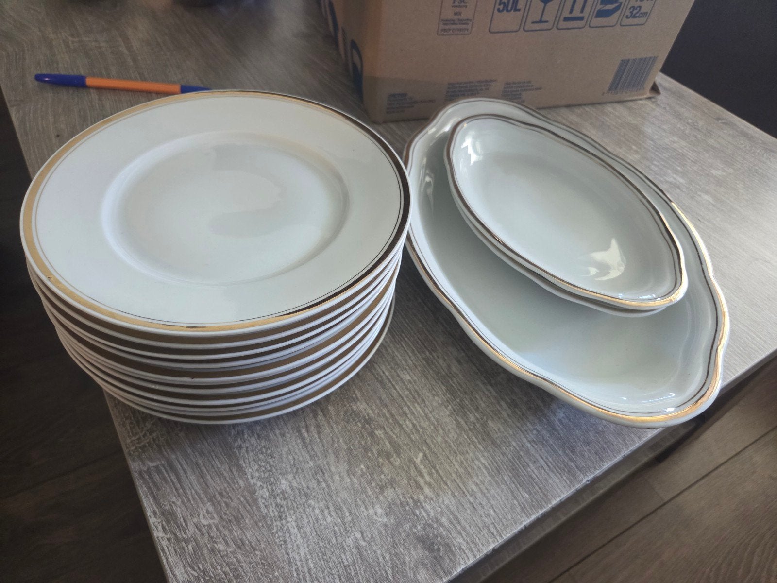 Servies met gouden randje: 11 bordjes, 3 schalen, Ophalen of Verzenden, Gebruikt, Porselein, Bord(en)