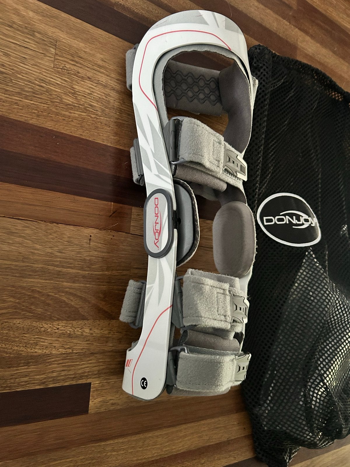Donjoy Renegade Knie Brace (rechts) nieuw, Diversen, Braces, Ophalen of Verzenden, Nieuw