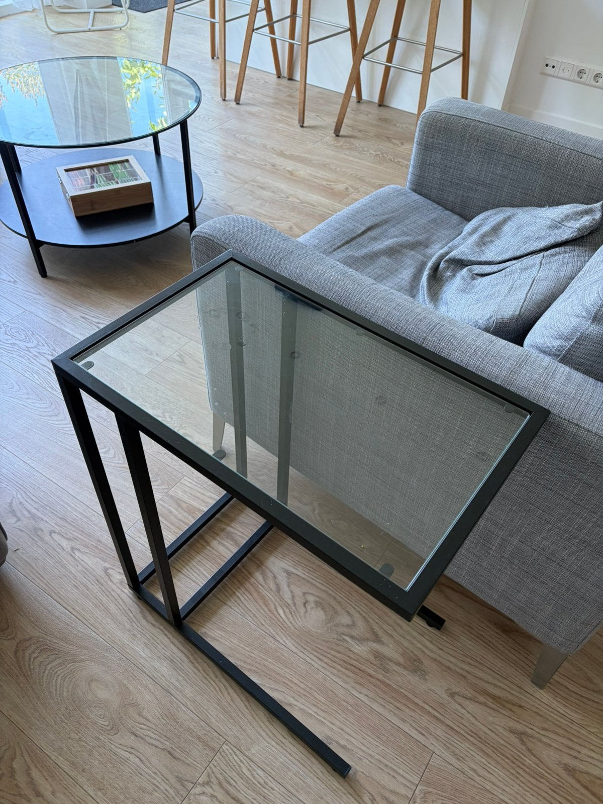 Ikea VITTSJÖ Laptophouder, zwartbruin/glas, 35x65 cm, Huis en Inrichting, Ophalen, 50 tot 100 cm, Rechthoekig, Glas