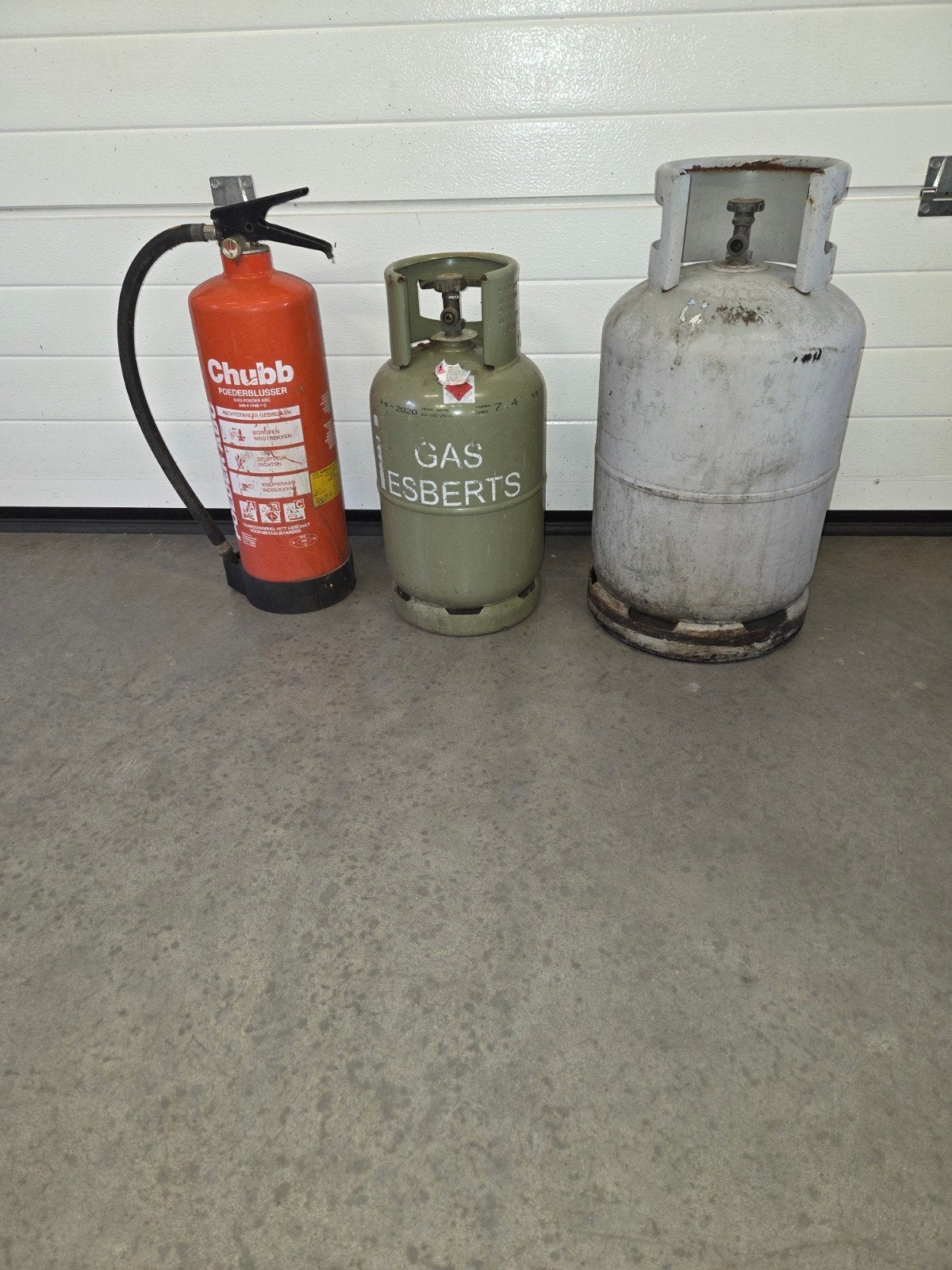 Gasflessen en brandblusser, Ophalen